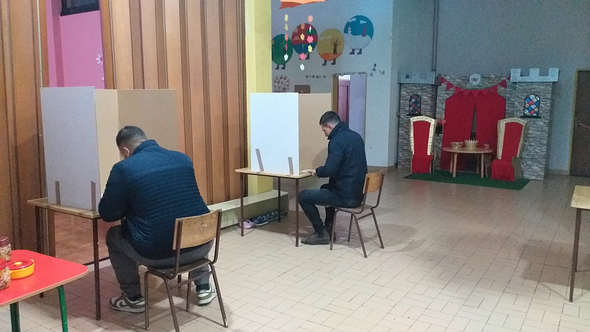 МИЛИЋИ, 23. НОВЕМБРА /СРНА/ - У Милићима су сва бирачка мјеста отворена на вријеме, у 7.00 часова.
