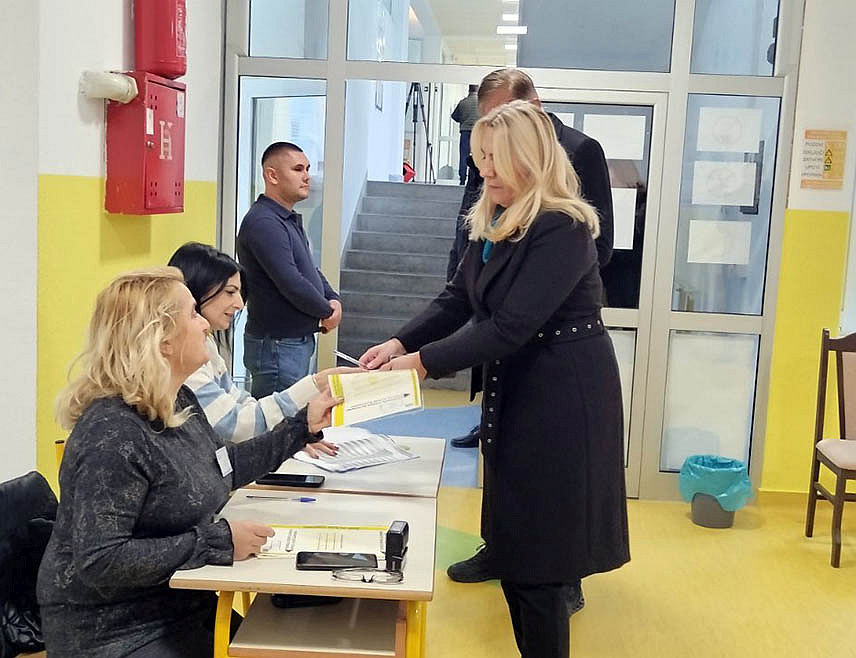 БАЊАЛУКА, 23. НОВЕМБРА /СРНА/ - Потпредсједник СНСД-а Жељка Цвијановић гласала је јутрос на бирачком мјесту у Школи за слушно оштећене у Паприковцу. /ЕМБАРГО ДО 19.00 ЧАСОВА/