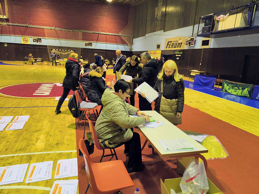 ПРИЈЕДОР, 24. НОВЕМБРА /СРНА/ - У Приједору је, према резултатима Градске изборне комисије, на пријевременим изборима за предсједника Републике Српске побиједио кандидат СДС-а Бранко Блануша са 10.722 гласа или 49,32 одсто, док је кандидат СНСД-а Синиша Каран освојио 10.625 гласова или 48,87 одсто.