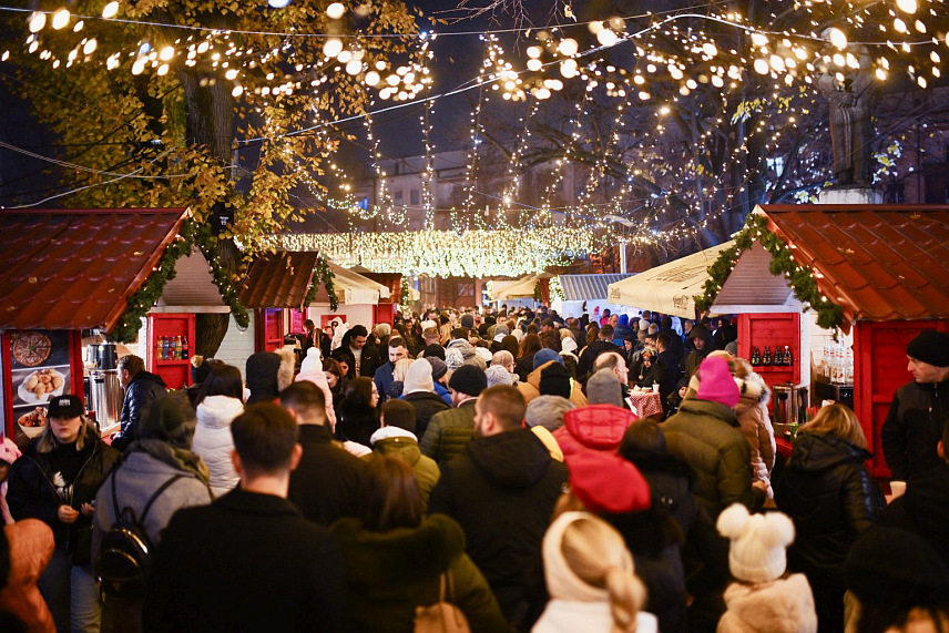 БАЊАЛУКА, 24. НОВЕМБРА /СРНА/ - Манифестација "Бањалучка зима" почеће отварањем новогодишњег "Зимзобала", које је предвиђено недјељу, 30. новембра, у Парку "Петар Кочић".