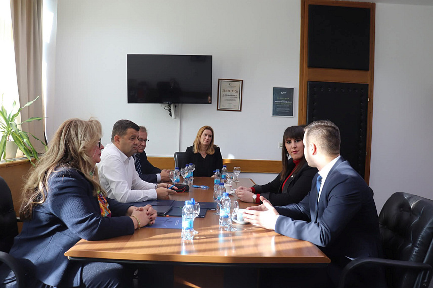 САРАЈЕВО, 24. НОВЕМБРА /СРНА/ - У Сарајеву је потписан споразум о реализацији пројекта институционалног јачања у области равноправности полова, чији је циљ унапређење система заштите жртава насиља и подизање јавне свијести о елиминацији насиља над женама и дјевојчицама.