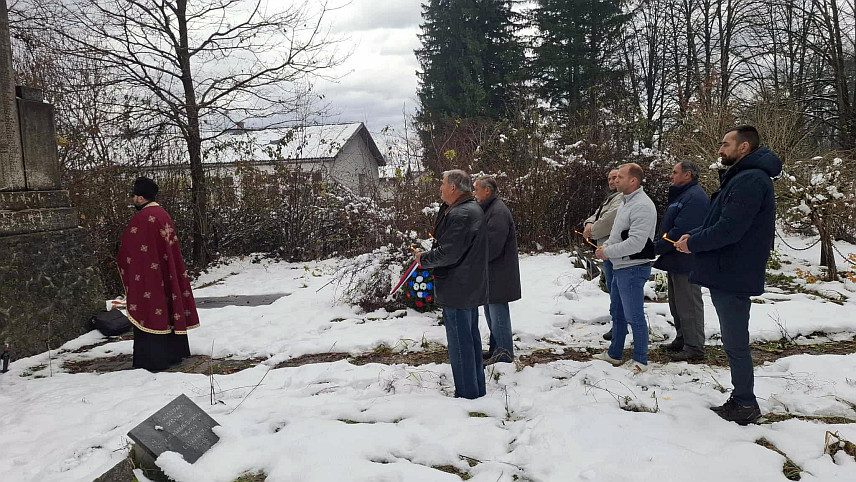 НОВИ ГРАД, 25. НОВЕМБРА /СРНА/ - На мјесном гробљу у Равницама код Новог Града данас су положени вијенци и прислужене свијеће код спомен-обиљежја страдалим у Другом свјетском и Одбрамбено-отаџбинском рату.