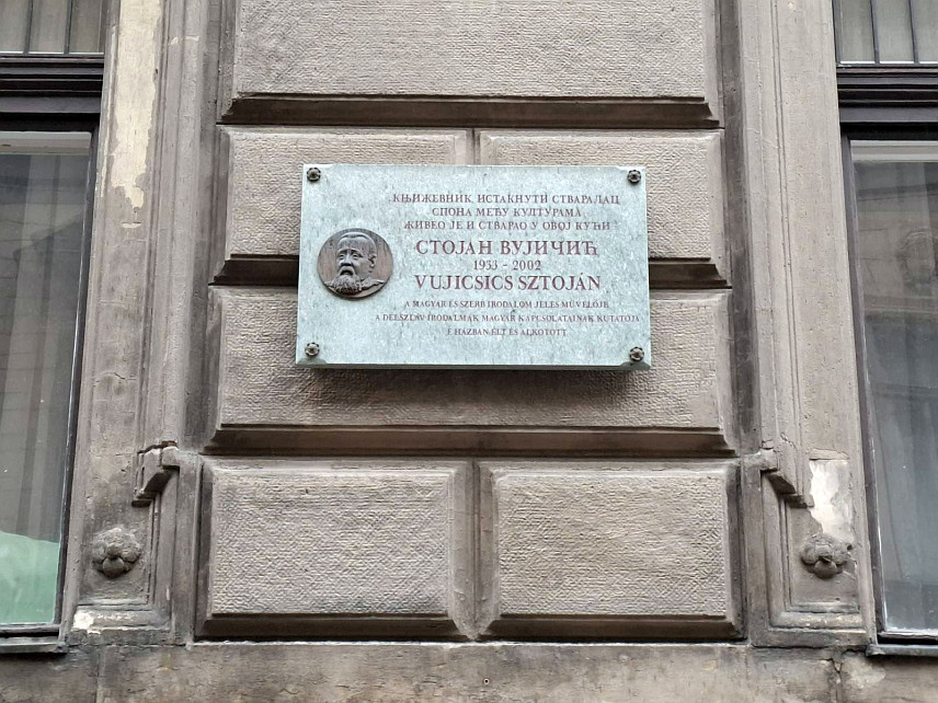 БУДИМПЕШТА, 25. НОВЕМБРА /СРНА/ - У прометној улици у центру Будимпеште, на зиду зграде гдје је данас смјештена Српска православна црквена општина, налази се спомен-плоча посвећена српском пјеснику Стојану Вујичићу, посреднику између српске и мађарске културе.