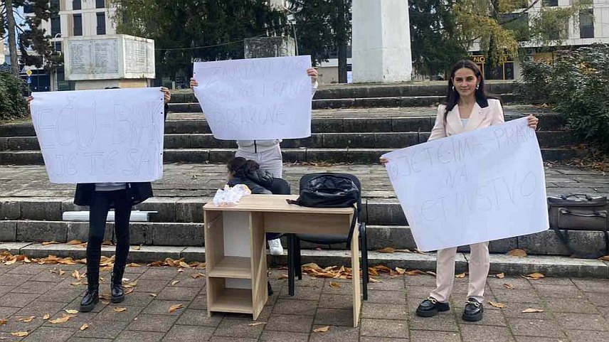 ДОБОЈ, 25. НОВЕМБРА /СРНА/ - Предсједник добојског Удружења Рома "Мадара" Дениса Талић је рекла да се "Мадара" данас одазвала акцији "16 дана активизма против насиља над женама" и у Парку народних хероја у Добоју гдје је организовала акцију "Нећу брак, хоћу књигу".