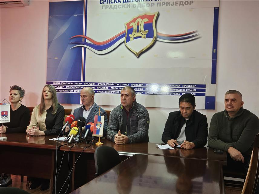 ПРИЈЕДОР, 25. НОВЕМБРА /СРНА/ - Предсједник изборног штаба приједорског СДС-а Винко Кос на конференцији за новинаре.