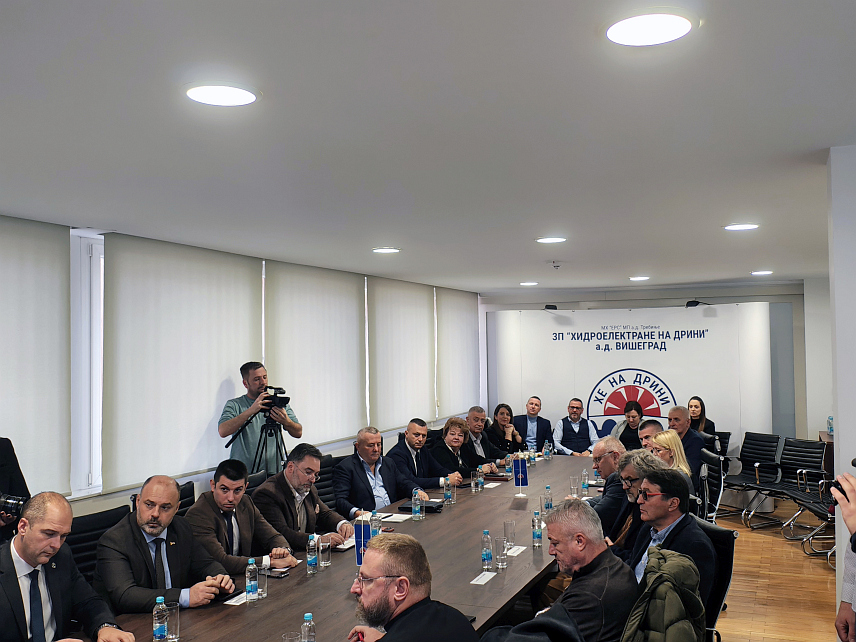 ВИШЕГРАД, 25. НОВЕМБРА /СРНА/ - У Вишеграду је данас одржан први радни састанак на којем је званично покренута израда стратегије развоја туризма општине, документа који ће у наредних 90 дана дефинисати кључне смјернице и пројекте за унапређење туристичке понуде и инфраструктуре у овој локалној заједници.