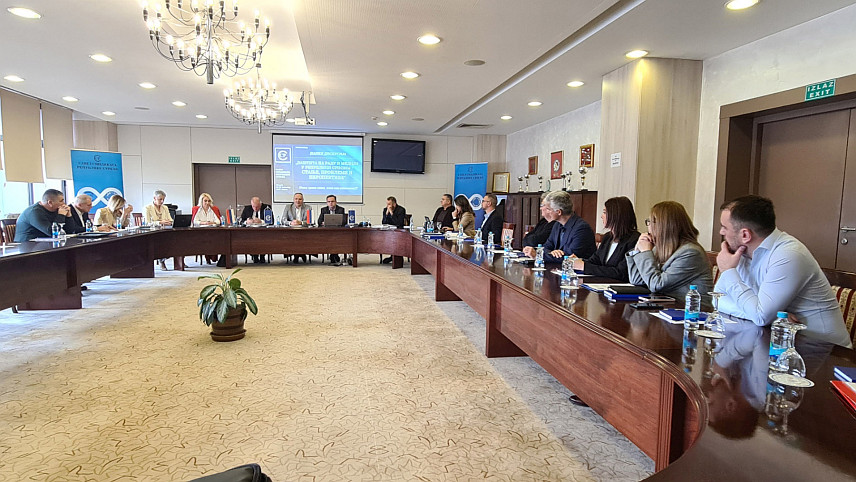 ТЕСЛИЋ, 25. НОВЕМБРА /СРНА/ - Панел дискусија "Заштита на раду и медији у Републици Српској - стање, проблеми и перспективе", која се данас и сутра одржава у Теслићу.