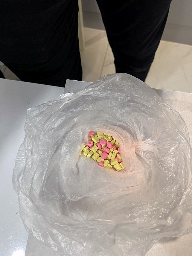 БИЈЕЉИНА, 25. НОВЕМБРА /СРНА/ - Припадници бијељинске Полицијске управе ухапсили су лице чији су иницијали Б.К. из Бијељине, те претресом просторија и аутомобила које користи пронашли 61,42 грама кокаина и 65 таблета екстазија.