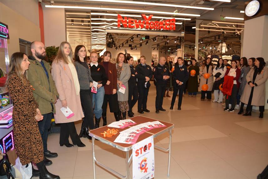 ПРИЈЕДОР, 25. НОВЕМБРА /СРНА/ - Подјелом промотивног и информативног материјала у Приједору данас је почела кампања "16 дана активизма против насиља над женама" у којој низ активности организују Градска управа и приједорски Центар за социјални рад, с циљем подизања свијести о неопходности спречавања свих облика насиља над женама и дјевојчицама.