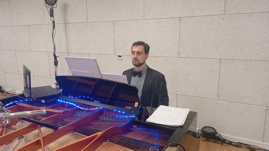 ИСТОЧНО САРАЈЕВО, 25. НОВЕМБРА /СРНА/ - Пијаниста Бартоломеј Станковић одржао је вечерас на Музичкој академији Универзитета у Источном Сарајеву концерт савремене клавирске музике "Музика за уши /које још не чују/: Нови звукови за клавир".