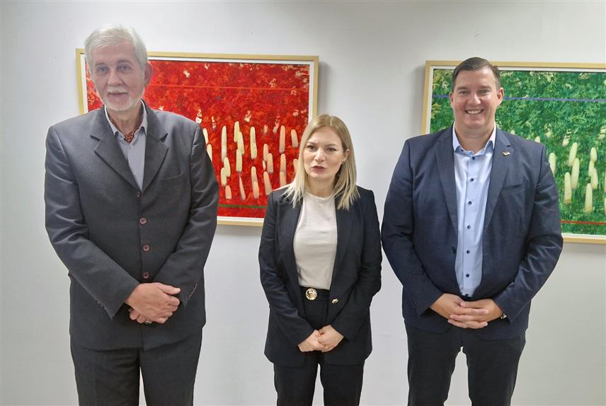 ПРИЈЕДОР, 25. НОВЕМБРА /СРНА/ - У Приједору је вечерас отворена изложба радова насталих на 16. ликовној колонији "Сретен Стојановић" одржаној у августу на Козари.