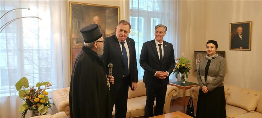 БУДИМПЕШTА, 26. НОВЕМБРА /СРНА/ - Предсједник СНСД-а Милорад Додик и министар за научнотехнолошки развој и високо образовање Републике Српске Синиша Каран састали су се у Будимпешти са Његовим високопреосвештенством митрополитом будимским Лукијаном.