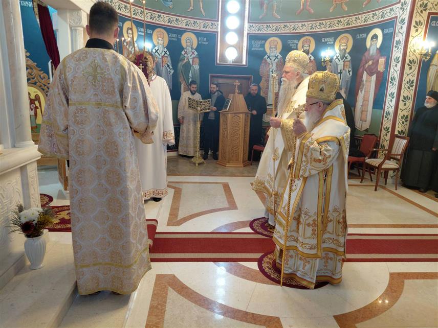 ТИЛАВА, 26. НОВЕМБРА /СРНА/ - Велики број вјерника у Манастиру Свете мати Ангелине у Тилави био је данас почаствован пригодним бесједама високопреосвећених митрополита црногорско-приморског Јоаникија и дабробосанског Хризостома, који су служили свету архијерејску литургију.