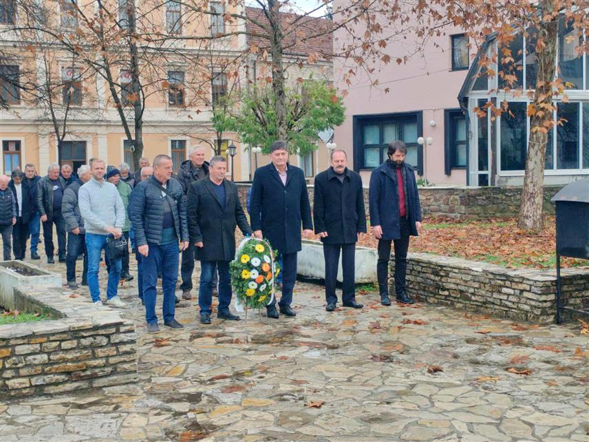 НОВИ ГРАД, 26. /СРНА/ - Прије сједнице Скупштине Борачке организације Нови Град положен је вијенац и прислужене свијеће код централног спомен-обиљежја погинулим борцима Војске Републике Српске.