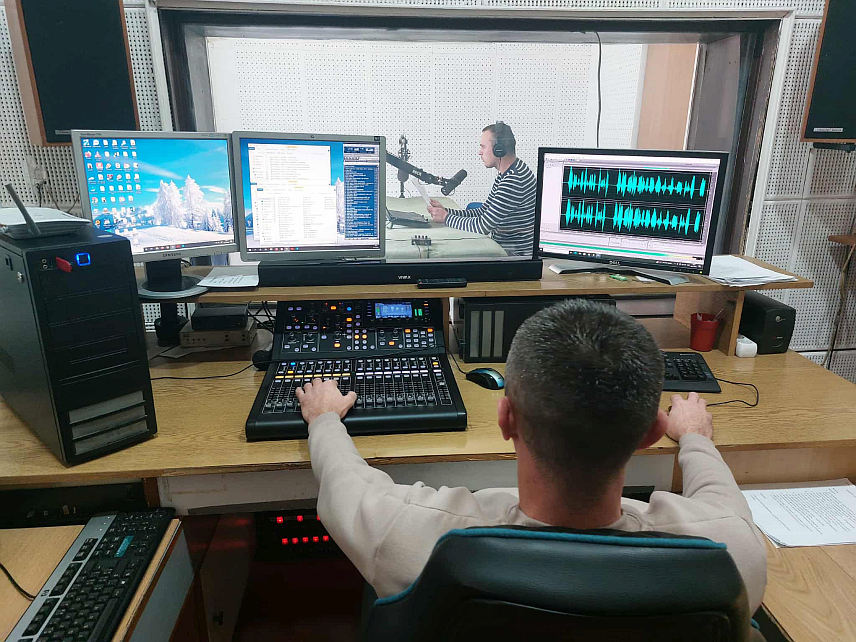 ФОЧА, 26. НОВЕМБРА /СРНА/ - Радио Фоча данас је навршио 49 година постојања и успјешног рада, а наредне године планира да низом активности обиљежи велики јубилеј - пола вијека.