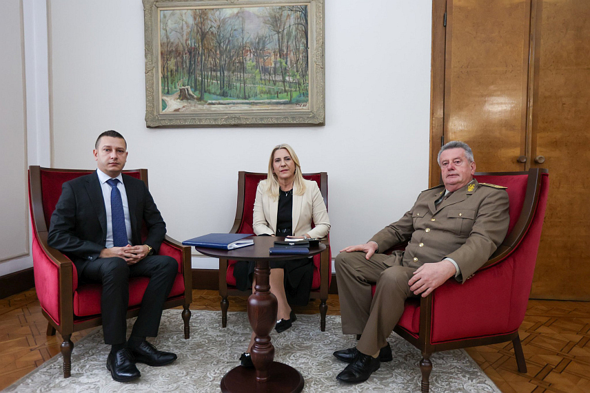 ИСТОЧНО САРАЈЕВО, 26. НОВЕМБРА /СРНА/ - Српски члан Предсједништва БиХ Жељка Цвијановић разговарала је са замјеником министра одбране у Савјету министара Александром Гогановићем и начелником Заједничког штаба Оружаних снага БиХ Гојком Кнежевићем о стању у Оружаним снагама.