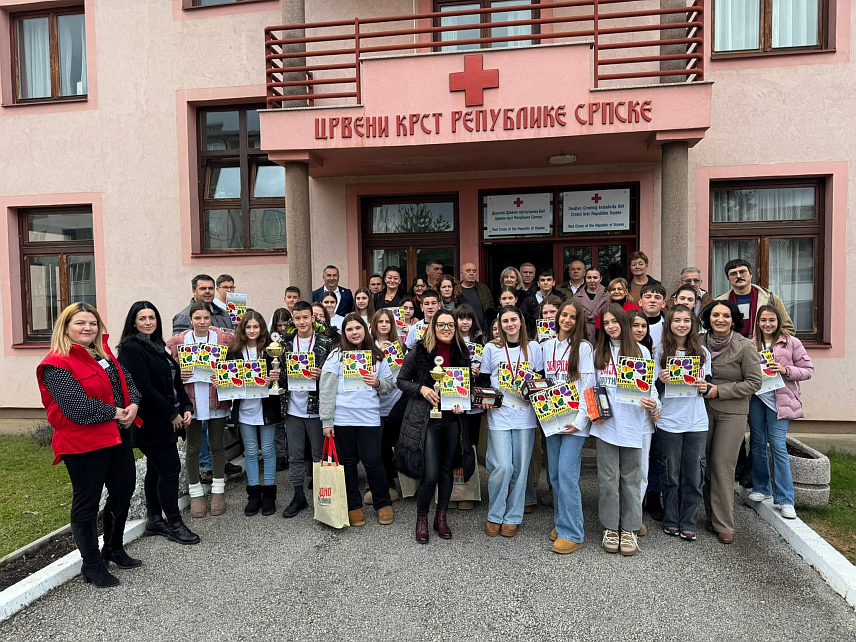 ПАЛЕ, 26. НОВЕМБРА /СРНА/ - Екипа Основне школе /ОШ/ "Доњи Жабар" била је најуспјешнија данас на Палама на републичком такмичењу "Мисли мине", у конкуренцији девет школа из Републике Српске.