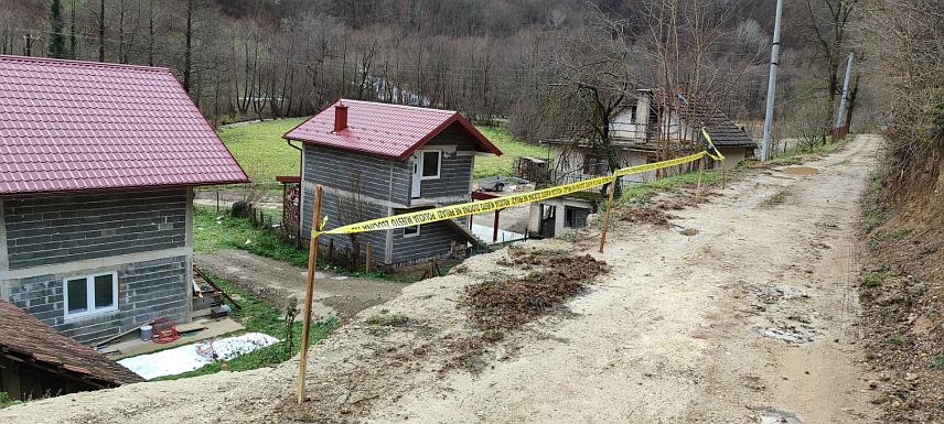 ЈЕЗЕРО, 26. НОВЕМБРА /СРНА/ - У Језеру су се излиле ријеке Јошавка и Плива, што је изазвало поплаве којим је угрожено више домаћинстава.