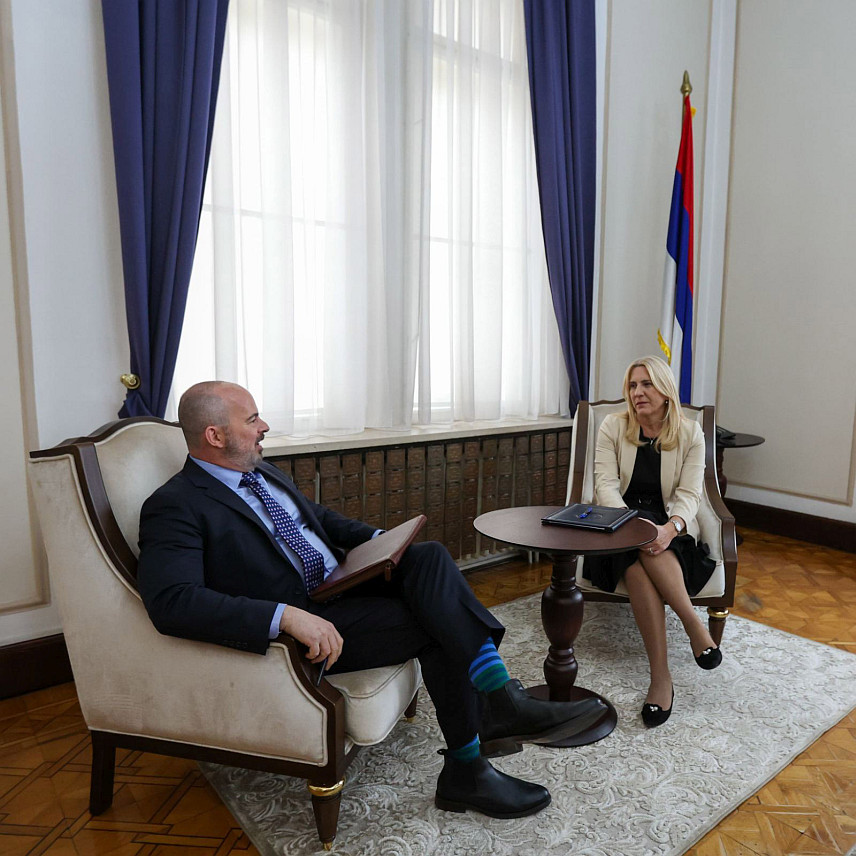 САРАЈЕВО, 26. НОВЕМБРА /СРНА/ - Српски члан Предсједништва БиХ Жељка Цвијановић разговарала је данас са отправником послова Амбасаде САД у БиХ Џоном Гинкелом о актуелној политичкој и економској ситуацији у Републици Српској и БиХ.