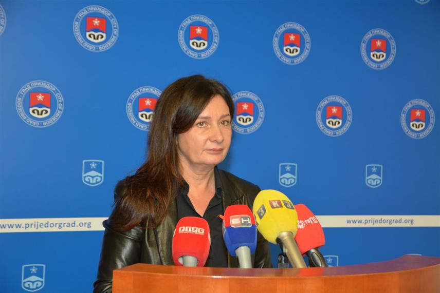 ПРИЈЕДОР, 26. НОВЕМБРА /СРНА/ - Вршилац дужности начелника Одјељења за образовање, здравство, социјалну заштиту и пронаталитетну и демографску политику Оливера Брдар Мирковић на конференцији за новинаре.