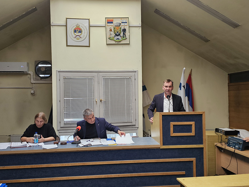 УГЉЕВИК, 26. НОВЕМБРА /СРНА/ - Начелник Угљевика Драган Гајић у обраћању на сједници Скупштине општине.