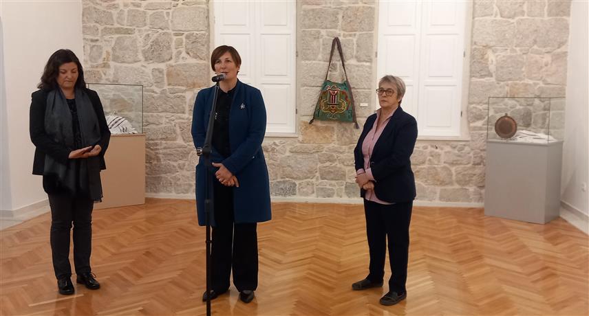 TРЕБИЊЕ, 26. НОВЕМБРА /СРНА/ - У Музеју Херцеговине у Tребињу вечерас је отворена изложба "Симболи српске државности на етнолошким предметима Музеја Војводине" аутора Љиљане Трифуновић, музејског савјетника етнолога, на којој су приказана 22 предмета са истканим тробојкама и изрезбареним, извезеним, исцртаним или истканим грбовима.