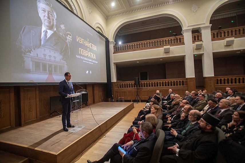 БЕОГРАД, 27. НОВЕМБРА /СРНА/ - Премијера документарног филма "Од изгнанства до повратка", који прати животну причу пријестолонасљедника принца Александра Карађорђевића од рођења у егзилу до повратка у отаџбину Србију, одржана је у Југословенској кинотеци у Београду.