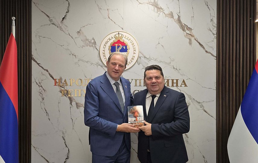 БАЊАЛУКА, 27. НОВЕМБРА /СРНА/ - Професор Срђан Алексић поклонио је предсједнику Народне скупштине Републике Српске Ненаду Стевандићу своју књигу "Уран 238 – метак који изазива рак".