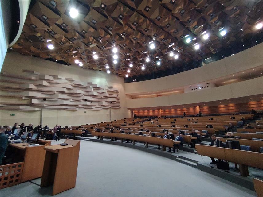 САРАЈЕВО, 27. НОВЕМБРА /СРНА/ - Посебна заједничка сједница оба дома Парламентарне скупштине БиХ на којој ће посланици и делегати постављати питања на која ће одговарати предсједавајућа и министри у Савјету министара одржава се у Сарајеву.