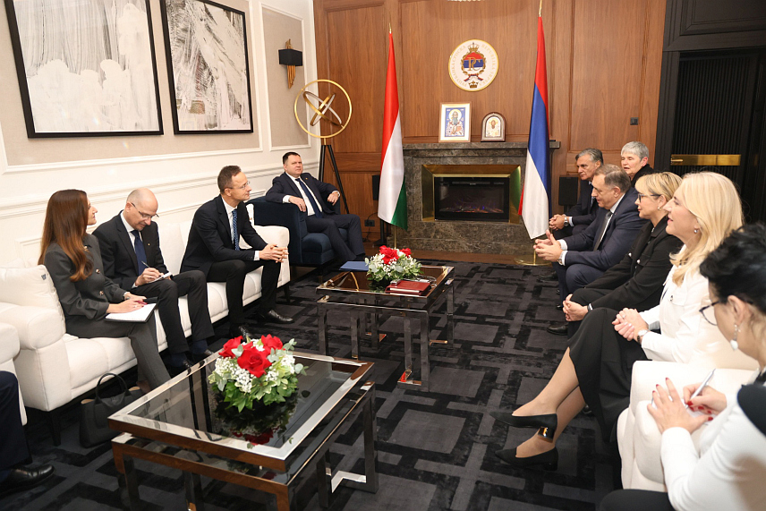 БАЊАЛУКА, 27. НОВЕМБРА /СРНА/ - Вршилац дужности предсједника Републике Српске Ана Тришић састала се са министром иностраних послова и трговине Мађарске Петером Сијартом. Састанку у Палати Републике присуствују и српски члан Предсједништва БиХ Жељка Цвијановић, министар унутрашњих послова Жељко Будимир, министар за научнотехнолошки развој и високо образовање Синиша Каран и лидер СНСД-а Милорад Додик./Фото - Борислав Здриња/