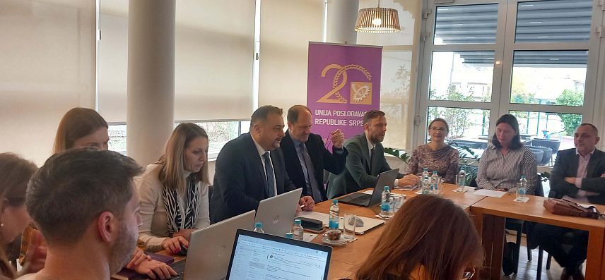 TРЕБИЊЕ, 27. НОВЕМБРА /СРНА/ - Унија послодаваца Републике Српске организовала је данас у Tребињу округли сто "Људска права у пословању – дијалогом до боље продуктивности и квалитета живљења", завршни у оквиру пројекта унапређења људских права у бизнис сектору у БиХ.