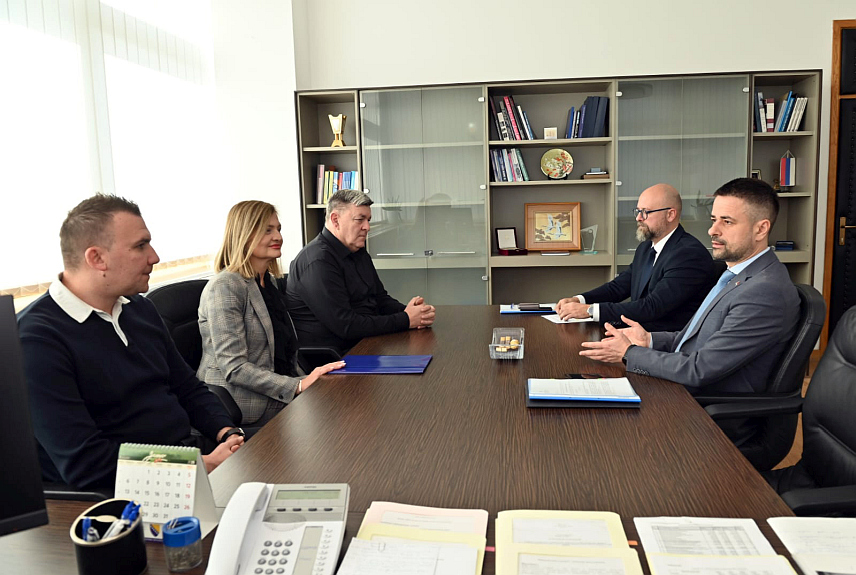 САРАЈЕВО, 27. НОВЕМБРА /СРНА/ - Министар финансија и трезора у Савјету министара Срђан Амиџић данас је на састанку са представницима Синдиката истакао да ће запослени у заједничким институцијама, уз новембарску плату добити једнократну накнаду од 1.000 КМ.