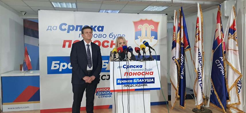БАЊАЛУКА, 27. НОВЕМБРА /СРНА/ - Предсједнички кандидат СДС-а на пријевременим изборима у Републици Српској Бранко Блануша и члан Предсједништва СДС-а Александра Пандуревић на конференцији за новинаре.