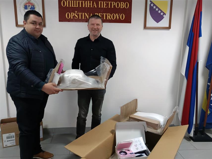 ПЕТРОВО, 27. НОВЕМБРА /СРНА/ - Дому здравља "Озрен" у Петрову данас су уручени интраорални РТГ апарат и интраорални сензор за рендгенско снимање зуба, вриједности 10.486 КМ, које је финансирала Општинска управа.