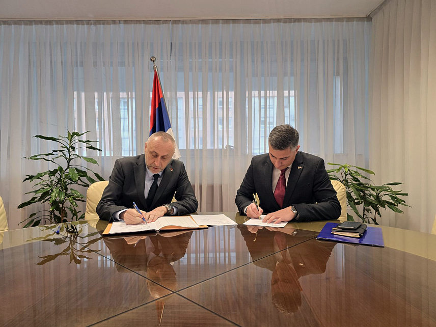 БАЊАЛУКА, 27. НОВЕМБРА /СРНА/ - Министар рада и борачко-инвалидске заштите Данијел Егић и директор републичког Завода за запошљавање Дамјан Шкипина потписали су јавни позив послодавцима и незапосленим лицима за кориштење средстава по програмима запошљавања у 2025. години, који ће бити реализован кроз два програма, вриједности по пет милиона КМ.	