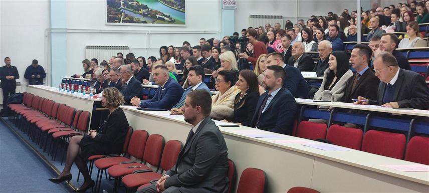 БАЊАЛУКА, 27. НОВЕМБРА /СРНА/ - Предсједник Владе Републике Српске Саво Минић изјавио је вечерас на Правном факултету у Бањалуци, гдје присуствује такмичењу студената у бесједништву, да је вјештина говора важна у јавном животу.