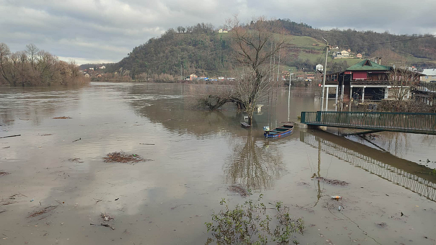 НОВИ ГРАД, 27. НОВЕМБРА /СРНА/ - Водостај ријеке Уне у Новом Граду јутрос износи 376 центиметара и испод је коте редовне одбране од поплава која је на снази при водостају од 450 центиметара.