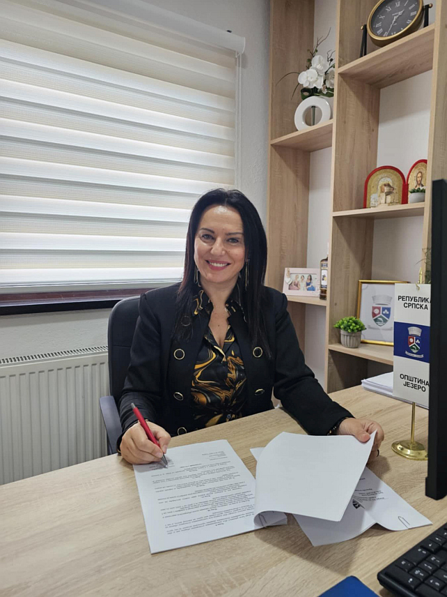 ЈЕЗЕРО, 28. НОВЕМБРА /СРНА/ - У селима Перућица и Присоје, на подручју општине Језеро, захваљујући Влади Републике Српске биће реконструисана путна мрежа у шта ће бити уложено 100.000 КМ, начелник општине Језеро Снежана Ружичић.