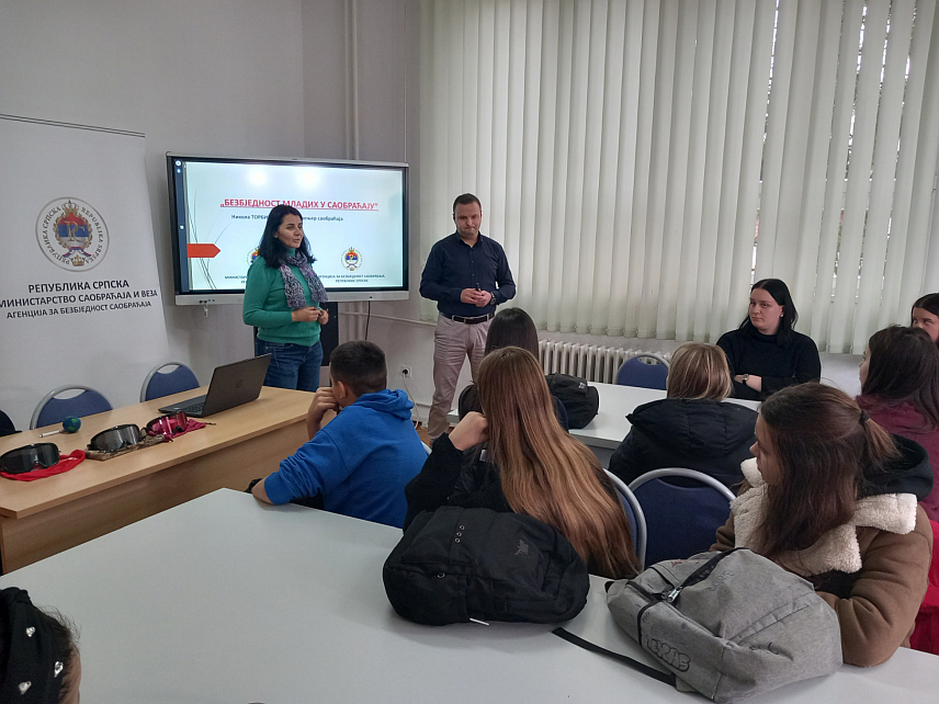 ПРИЈЕДОР, 28. НОВЕМБРА /СРНА/ - Агенција за безбједност саобраћаја Републике Српске је данас организовала предавање о теми "Алкохол и млади возачи" за ученике Угоститељско-економске школе Приједор, а Никола Торбица из ове агенције рекао је да међу погинулима у тешким саобраћајним незгодама има 25 до 30 одсто младих.