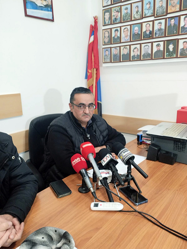 БИЈЕЉИНА, 28. НОВЕМБРА /СРНА/ - Предсједник Удружења ветерана Гарда "Пантери" Петар Цвијетиновић на конференцији за новинаре у Бијељини.