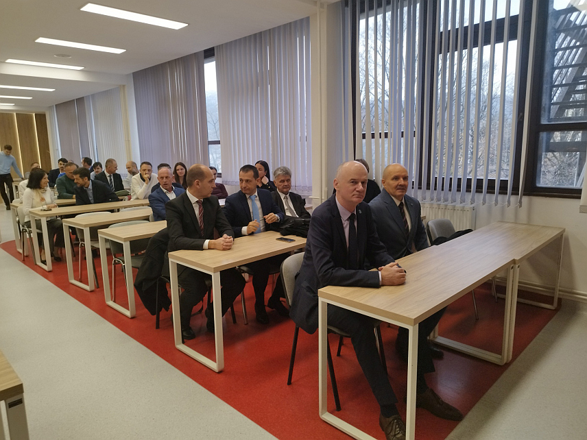 БАЊАЛУКА, 28. НОВЕМБРА /СРНА/ - Електротехнички факултет Универзитета у Бањалуци данас је прославио 63 године од оснивања и промовисао 77 дипломаца првог и шест другог циклуса студија.