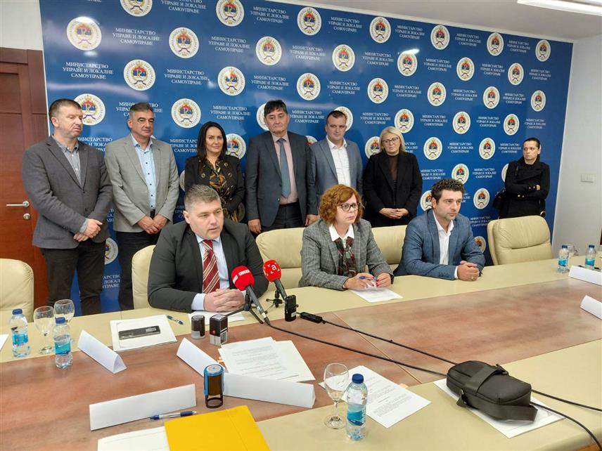 БАЊАЛУКА, 28. НОВЕМБРА /СРНА/ - Министар управе и локалне самоуправе Републике Српске Сенка Јујић потписала је уговоре са предстаницима осам локалних заједница у Српској о суфинансирању пројеката у неразвијеним и изразито неразвијеним јединицама локалне самоуправе, за шта је издвојено 198.000 КМ.