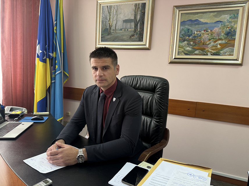 МОСTАР, 28. НОВЕМБРА /СРНА/ - Министар унутрашњих послова Херцеговачко-неретванског кантона Маријо Марић изјавио је да полиција има одређених индиција шта је мотив за паљење аутомобила градоначелника Мостара Марија Кордића, али да за сада не може говорити о томе.