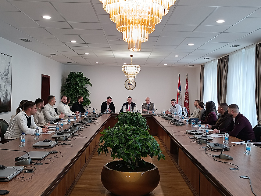 ИСТОЧНО САРАЈЕВО, 28. НОВЕМБРА /СРНА/ - Милан Савић данас је једногласно изабран за предсједника Студентског парламента Универзитета у Источном Сарјаеву, Димитрије Вуковић за замјеника, а Синиша Климовић за потпредсједника.