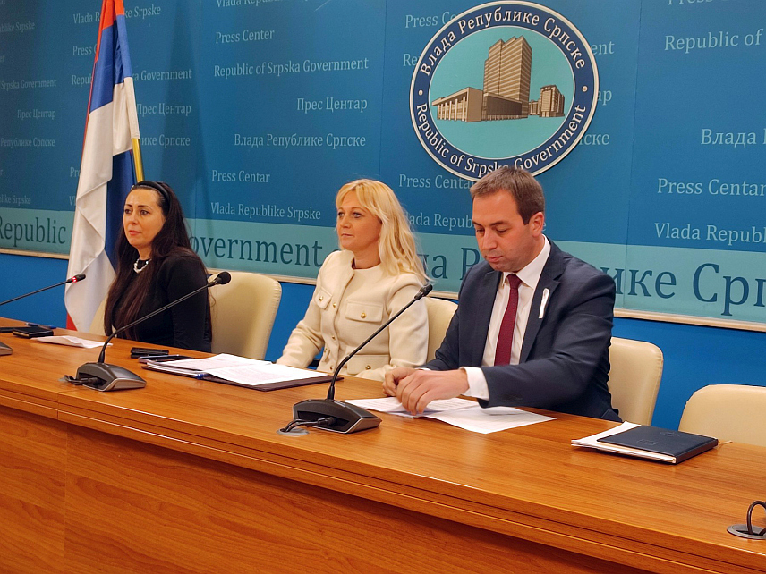 БАЊАЛУКА, 28. НОВЕМБРА /СРНА/ - Министар правде Републике Српске Горан Селак изјавио је данас у Бањалуци да је Влада Српске утврдила Приједлог закона о измјенама и допунама Закона о регистрацији пословних субјеката у Републици Српској, по хитном поступку, којим се постиже виши степен правне сигурности у правном промету.