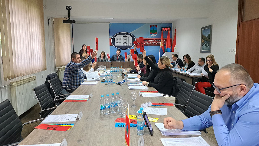 РИБНИК, 28. НОВЕМБРА /СРНА/ - Одборници Скупштине општине Рибник усвојили су на данас ребаланс овогодишњег буџета од 8.581.322 КМ, што је за четири одсто више у односу на буџет за ову годину, као и нацрт буџета за наредну годину од 9.564.467 КМ.