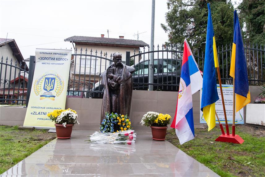 ПРЊАВОР, 28. НОВЕМБРА /СРНА/ - Код Украјинског духовног центра у Прњавору данас је свечано откривен споменик Тарасу Шевченку, једном од највећих украјинских пјесника, писцу, сликару и хуманисти.