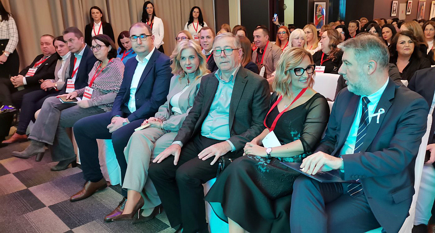 ДОБОЈ, 28. НОВЕМБРА /СРНА/ - Министар здравља и социјалне заштите Републике Српске Ален Шеранић најавио је вечерас у Добоју на отварању симпозијума "Снажно сестринство - темељ здравственог система" да ће идуће године бити основана комора дипломираних медицинских сестара и техничара.