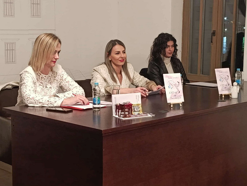 ВИШЕГРАД, 28. НОВЕМБРА /СРНА/ – У Андрићевом институту у Андрићграду вечерас је промовисан први роман Радмиле Трифковић из Вишеграда под називом "Ковчег за Пинокија", који је привукао велику пажњу љубитеља књижевности.