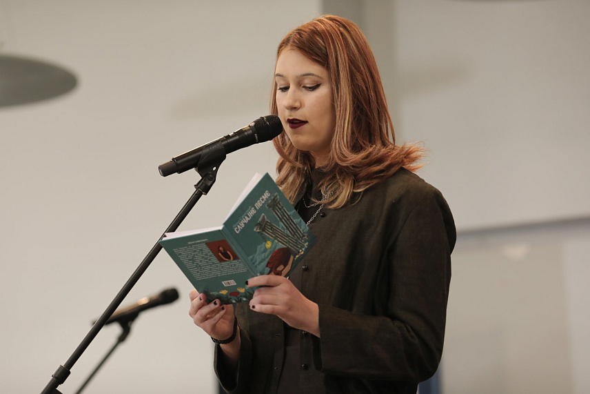 БАЊАЛУКА, 28. НОВЕМБАР /СРНА/ - У Бањалуци је промовисана збирка пјесама "Случајне песме" аутора Лене Савковић из Београда, матуранткиње Филолошке гимназије и прошлогодишњег апсолутног побједника Међународног фестивала поезије за средњошколце "Бањалучки пјесмобој".